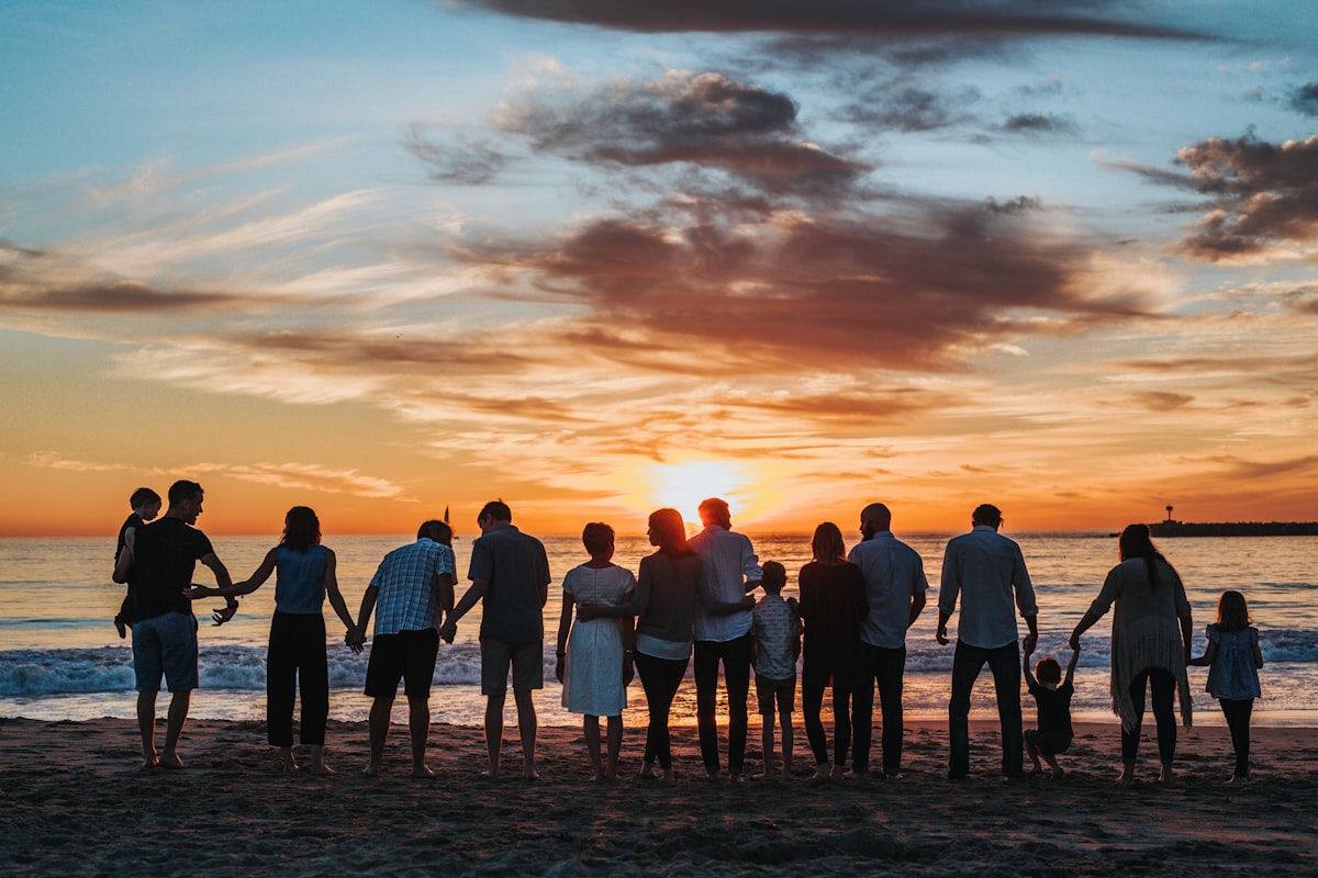 Familie am Strand bei Sonnenuntergang